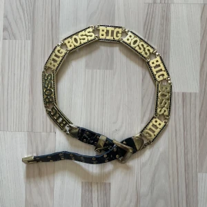 Big Boss Metal/Läder Bälte - 99kr - Big Boss bälte i främst metal men med läder delar för spännet och öglorna. 96cm - 106cm.