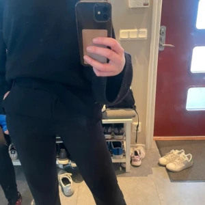 Kostymbyxor  - Säljer nu dessa kostymbyxor då de är för små! Använd vid ett antal till fällen. Men har en knapp som trillat av vid knäppet, men det påverkar ingen passform (finns dock en knapp som man kan du på, se bild 5)! Hör av dig om du har frågor💕