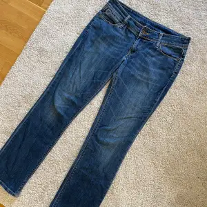 Jeans i storlek W31 L32. Passar en storlek 38 ungefär.