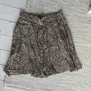 Shorts - Shorts i leopardmönster från Kappahl i storlek S. Är egentligen shorts men ser mer ut som en kjol på