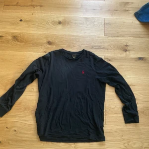 Ralph Lauren långärmad t-shirt - En svart långärmad Ralph lauren t-shirt i bra skick. Används några gånger. Storlek L. Priset kan diskuteras.