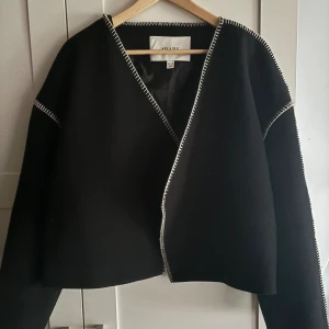 kappa ifårn Aware!  - säljer min kappa ifårn Aware (Vera Moda)🩷 den är i storlek M men skulle säga att den som en S! 