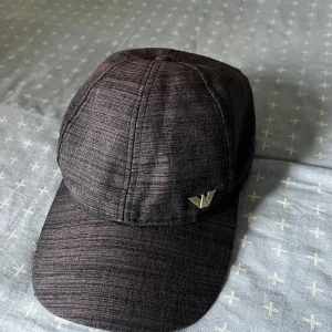 Armani keps - Jättefin i super bra skick. Använd ett fåtal gånger.