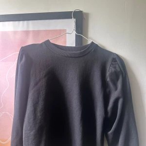 Svart tröja från Lager 157 - Svart tröja med detaljer på axlarna. Storlek XS/S med bra passform, samt i mycket bra skick. 