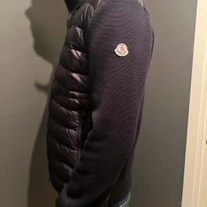 Moncler cardigan - Säljer nu min moncler cardigan för att den inte kommer till användning, skick 10/10 använd få gånger, storlek XL men passar även L, tveka inte på att fråga. 
