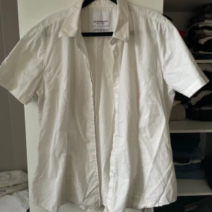 vit vintage skjorta - jättesnygg vit vintage kortärmad skjorta för unisex i strl 40. passar bra till sommaren! 
