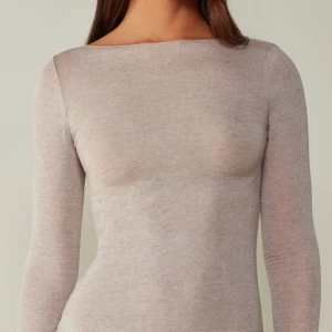 Beige Intinismi tröja  - Säljer en beige Intinismi i nyskick, använd fåtal gånger  jag säljer denna för att jag inte använder den längre 