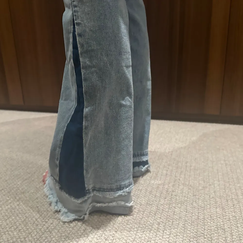 Lågmidjade flare jeans från True Religion, W30. Helt oanvända jeans med prislapp m.m kvar. Köpta för ish 2000 kr.. Jeans & Byxor.