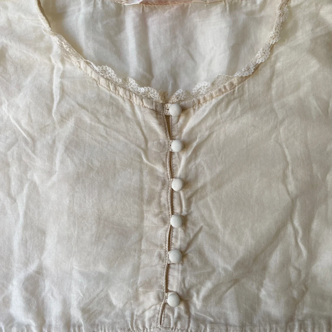 Off-white topp med volang och spets - 91