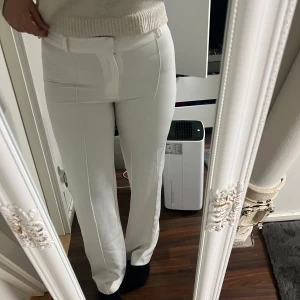 Kostymbyxor - Fina byxor, använda men i fint skick. Är lite noppriga. Kom privat för bilderna på dom noppriga ställena då jag inte fick plats med dom i annonsen🙌🏼
