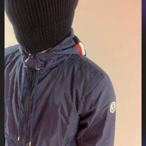 Snygg höst jacka från moncler  Storlek S  10/10 skick Pris kan diskuteras 