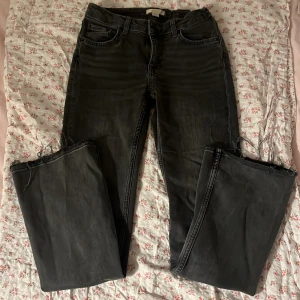 Flare jeans❣️ - Ett par snygga lowwaisted gråsvarta flare jeans från Gina Young💖Jeansen är uppsprättade för att bli längre längst ned men inget man tänker på🫶 Säljer för 170kr