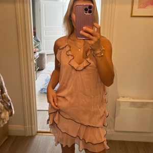 zara set - set från zara med volanger. kjolen stängs med dragkedja i sidan. supergulligt och jättebra skick!🍒