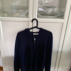 Kashmir zip hoodie - En Kashmir zip från sayless som passar perfekt i storleken till dig som är runt 170-175 cm. Skicket på den är perfekt använd en del men funkar fortfarande som en ny. Inga skador eller nåt på tröjan