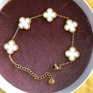 Super fint Guld armband  - Guld och vitt pärlemor skimmer  Helt nytt  Steel som är pläterat med 18 k guld  Säljer även andra smycken på bilden vid förfrågan 