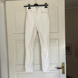 Jeans - Vita jeans från Zara. I använt skick men har inga tecken på användning. Storlek 36. Är höga i midjan och i skinny modell. Skickar mer bilder om de efterfrågas. Fraktkostnad tillkommer 💕