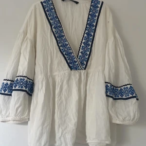 Zara topp - säljer denna super snygga och trendiga topp ifrån Zara (slutsåld på hemsidan). Köpt för ca 1 år sedan, nyskick och inga effekter🩷🩷