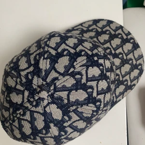 Dior Cloth hat M International - Nästan helt ny använt bara några gånger   PRIS KAN DISKUTERAS  