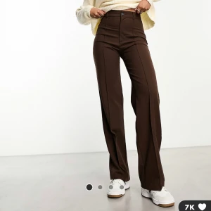 Bruna kostymbyxor  - Bruna kostymbyxor från pull&bear. 