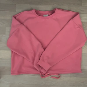 Fin rosa tröja - En gullig tröja som passar perfekt för sportiga situationer enligt mig! Storleken är lite osäkert då det inte står på tröjan, men den passar mig bra. Jag är s/m!