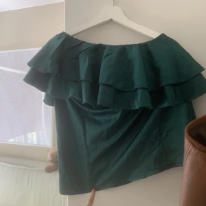 Grön blus - En en ärmad blus. Super söt. Älskar den men rensar ut. Storlek xs/s