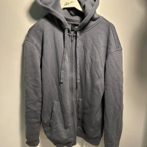 Ziphoodie - Från HM, använd en gång. Riktigt skönt material. 