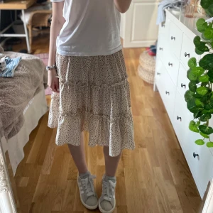 Blommönstrad kjol  - Fin blommönstrad kjol från shein, säljs då den inte kommer till användning 💕 Pris går att diskuteras vid snabb affär 💸