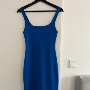 Klänning med slit - Klänning i storlek S med slitt på baksidan