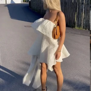 SÖKER - Söker denna klänningen från Hm i stil S eller M! Kontakta gärna mig om du säljer eller är villig att göra det!🤍