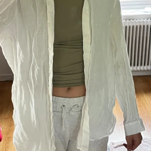 Linne skjorta  - Fin strand plagg. Jag köpte den och insåg att den hade ett litet hål.