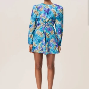 Cannes Mini Dress Adoore - Nyskick, helt oanvänd, lappar kvar. Utan axelvaddar.