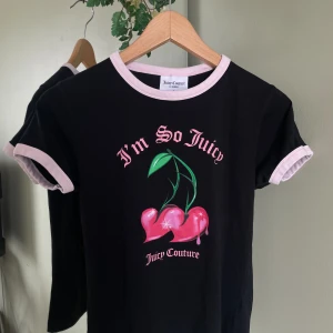 Babytee Juicy Couture  - Super söt tröja med rosa detaljer och tryck från juicy couture, använd ett fåtal gånger. Storlek S, skriv för fler bilder🍒☺️