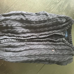 Gant kabelstickad kofta - Använd men är i bra skick, köparen står för frakten💕