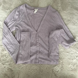 Lila kofta - Säljer p.g.a att jag aldrig använt den. 