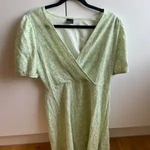 Grön klänning från Ginatricot 