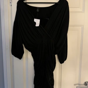 Snygg klänning - Svart klänning från forever 21. Aldrig använd. Storlek s. 