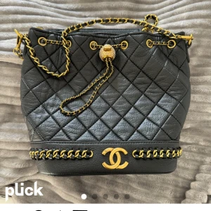 Väska - Liten och söt.  Köptes här på Plick men tycker ej att den passar min stil så drf är har den aldrig använts av mig. Pris kan diskuteras (seriösa köpare) 