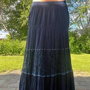 Vintage långkjol - Mörkblå lång kjol, bra skick! Fickor, golvlång (är 165cm) Pris kan diskuteras!