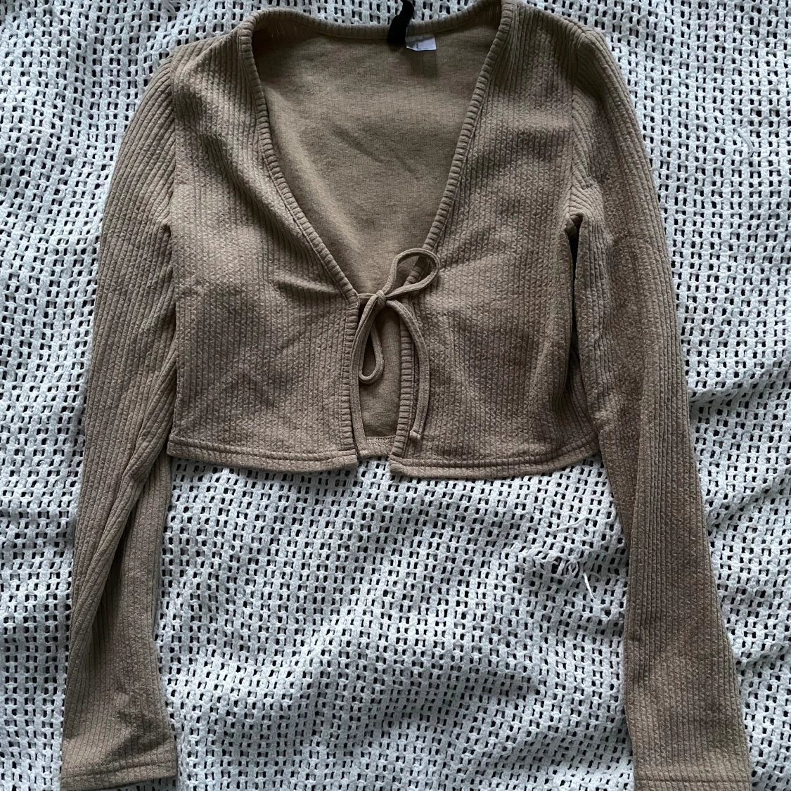 Beige kofta med knytdetalj