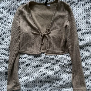 Beige kofta med knytdetalj  - Beige kofta med knytdetalj