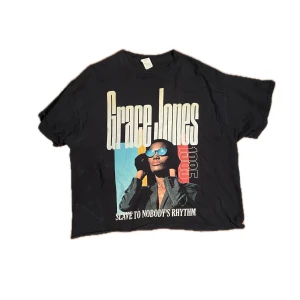 Vintage t-shirt - Vintage Grace Jones tisha i mycket fint skick. Croppad för en boxy passform. Passar perfekt på en S/M