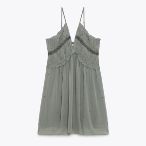 Limited edition klänning från Zara - Säljer denna superfina klänningen från Zara som tyvärr inte sitter så bra på mig. Endast testad aldrig använd- prislapp kvar. Skriv för bilder hur den ser ut på