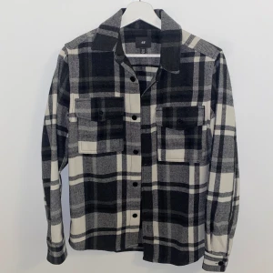 Overshirt - Säljer en nyinköpt overshirt i utmärkt skick!   Storlek: XS-S Färg: Svart, Grå, Vit