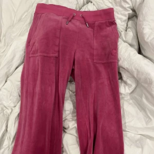 Rosa  - Säljer ett par juicy byxor I bra skick