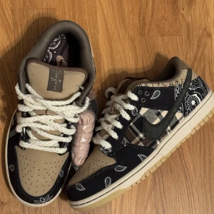 Travis Scott - Nike Dunk SB - Helt nya Travis Scott dunks med extra skosnören - Condition: DS/10 - Ingen skolåda - Storlek EU41 - Pris förhandlingsbart