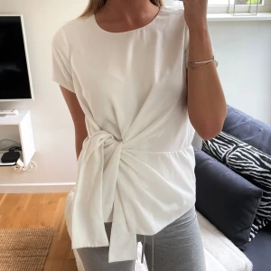 Vit blus med knyte - Sååå fin vit blus med en knytdetalj. Från fall winter spring summer (FWSS). Storlek S! 