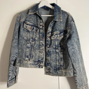 Jeansjacka - Jeansjacka i fint skick, använd fåtalet gånger.