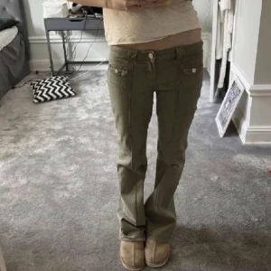Gröna hm jeans cargo  - Säljer dessa jätte fina gröna jeans ifrån hm som är super populära i storlek 36. Low waisted bootcut/flared. Jag kan tänka mig att byta om 32
