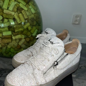 Guiseppe Zanotti skor  - Säljer nu min Guiseppe Zanotti skor av modellen ”Frankie”. Annars väldigt bra skick har tappat lite glitter men inget märkvärdigt. Storlek 44, dustbag och box finns!  Nypris ca 6000kr.