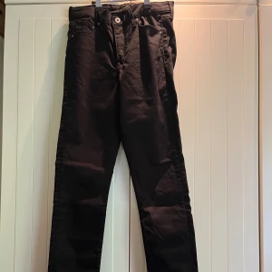 Svarta skinny jeans  - Svarta skinny jeans i storlek 29/32. Från &Denim i fint skick💗